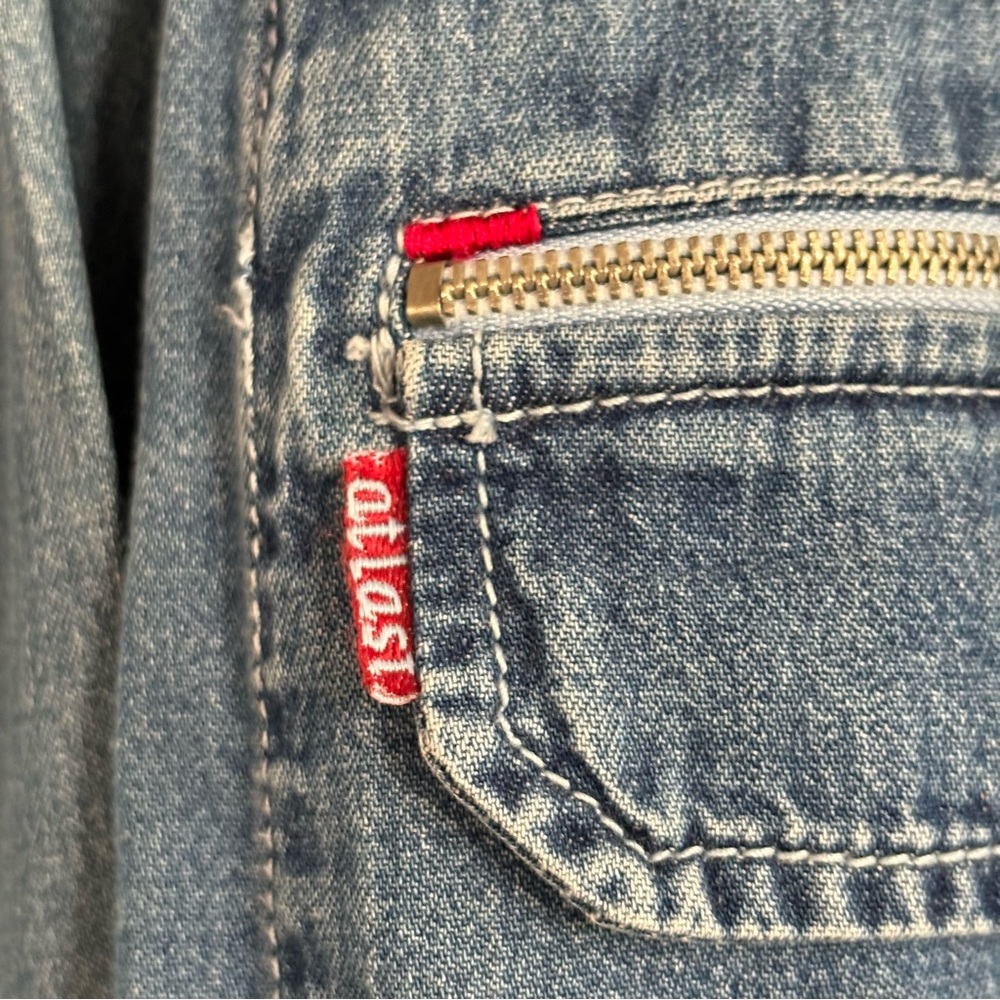 VTG 90’s Chambray AT LAST Oversized Denim Zip Front Shirt w Pearl Snaps - Size L - Picture 5 of 10